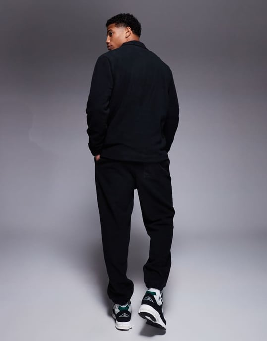 ASOS DESIGN tapered fleece-joggers i svart - Image 4