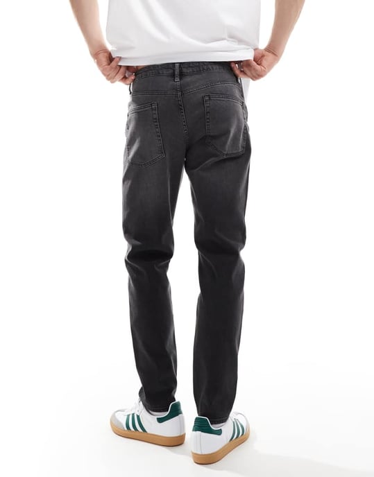 ASOS DESIGN tapered jeans i tvättad svart med toning - Image 2
