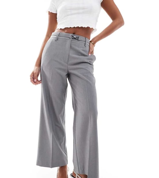 ASOS DESIGN Petite skräddarsydda beskurna vida byxor med spänndetalj i grått - Image 1