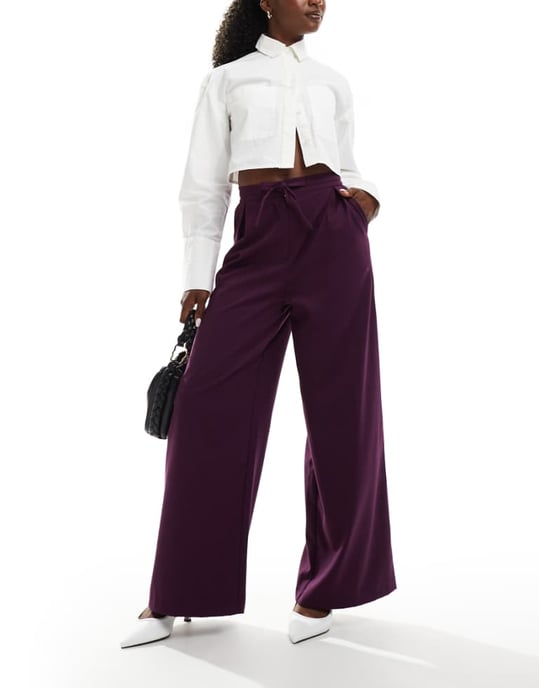 ASOS DESIGN skräddarsydda byxor med knytband i midjan och vida ben med vecksdetaljer i borstad plommonfärgad. - Image 1