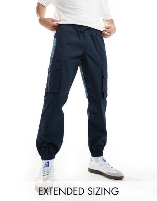 ASOS DESIGN tapered byxa i mörk marinblå - Image 1