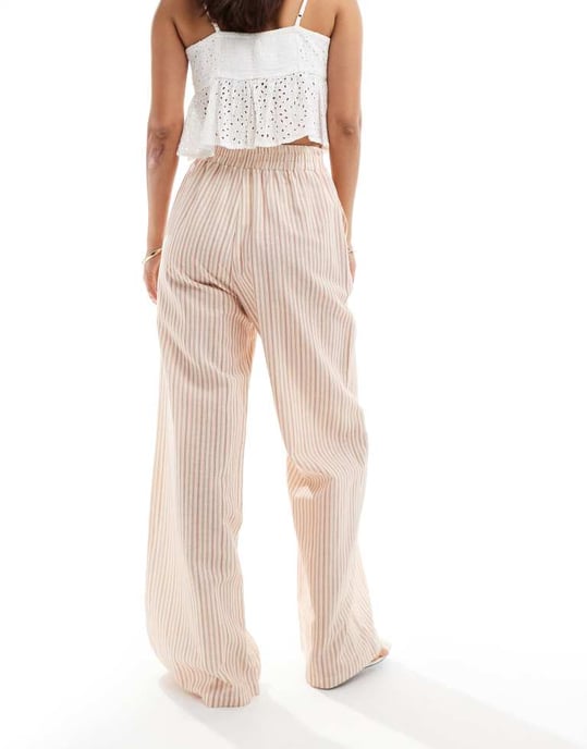 ASOS DESIGN byxa med knytmidja och vida ben i brunt och krämfärgad rand av linne - Image 3