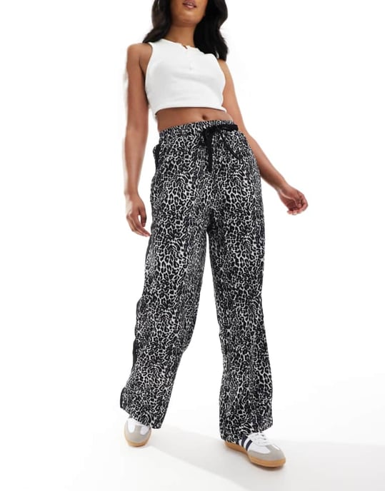 ASOS DESIGN byxor med elastisk midja och kontrasterande panel i monokromt djurmönster - Image 1