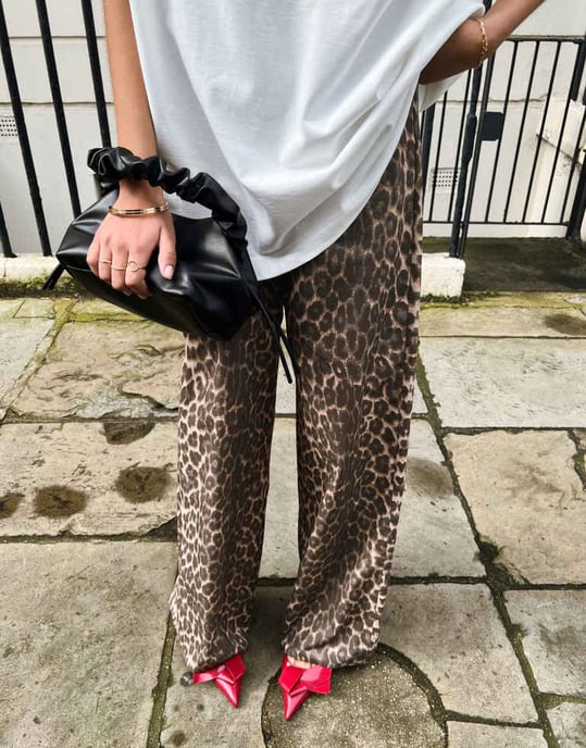 ASOS DESIGN bomullspoplin breda byxor i leopardmönster - Image 2