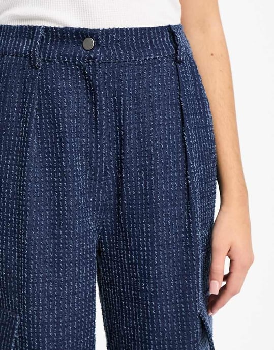 Objekt Hög tall strukturerad denim cargobyxa i mörkblå tvätt - Image 3