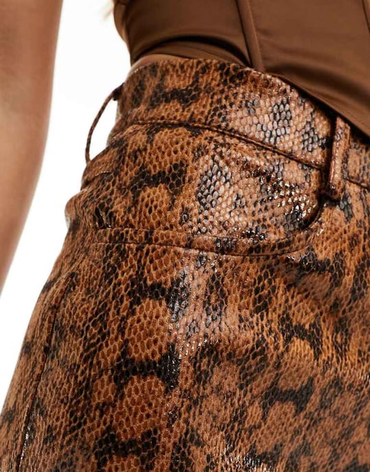 ASOS DESIGN läderlook vida byxor i djurmönster - Image 2