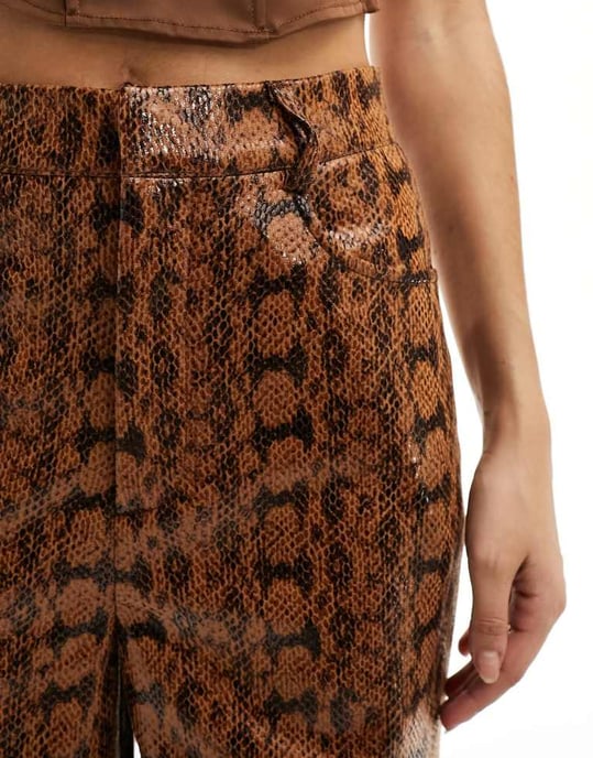 ASOS DESIGN läderlook vida byxor i djurmönster - Image 4