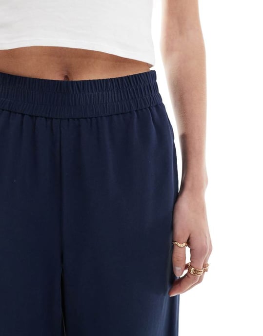 Vero Moda Tall vida ben byxor med elastisk midja i marinblått - Image 3