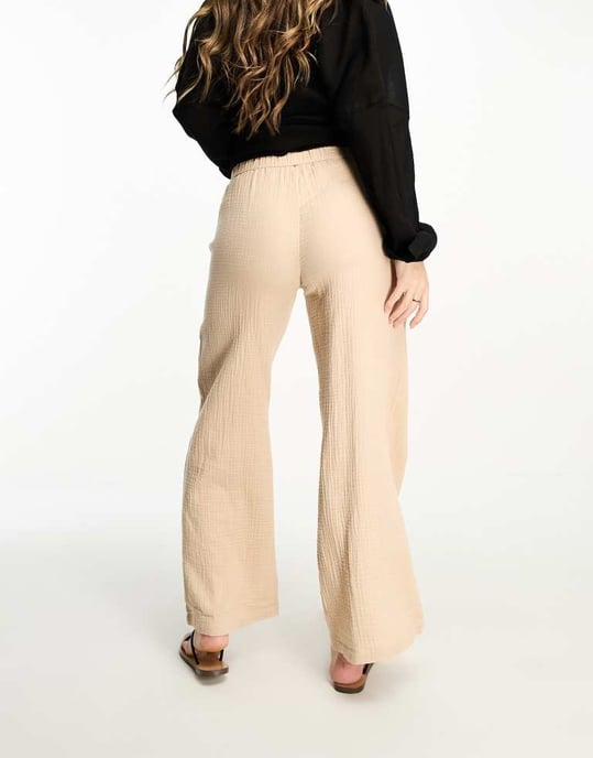 Vero Moda Maternity strukturerade mjuka byxor i krämfärg - Image 2