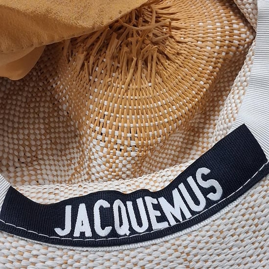 Jacquemus hoed met brede rand en bijpassende sjaal van witte raffia en zijde. - Image 6