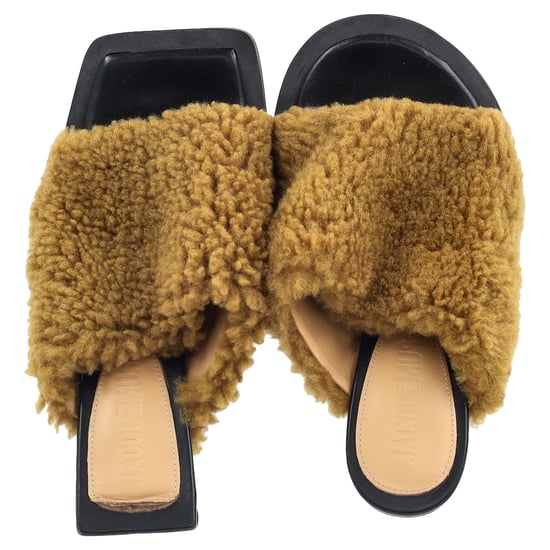 Jacquemus Les Mules Carrés Ronds Shearling Sandalen in bruin lamsbont - Image 3