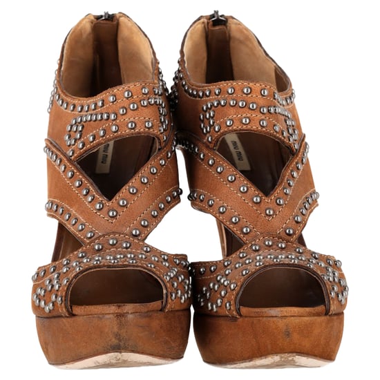 Miu Miu pumps met open neus en platformzool, versierd met studs, in bruin leer. - Image 2