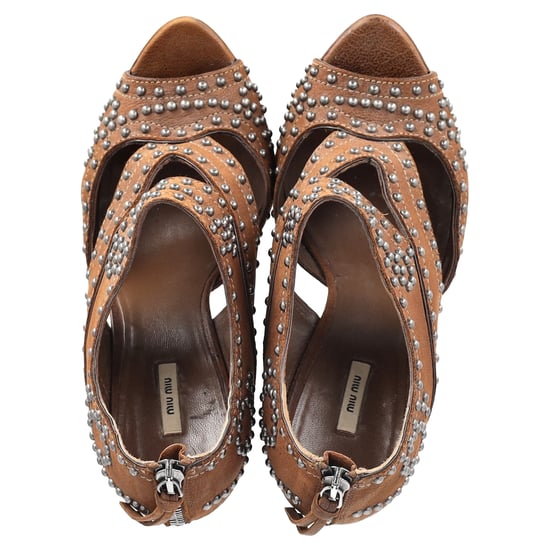 Miu Miu pumps met open neus en platformzool, versierd met studs, in bruin leer. - Image 3