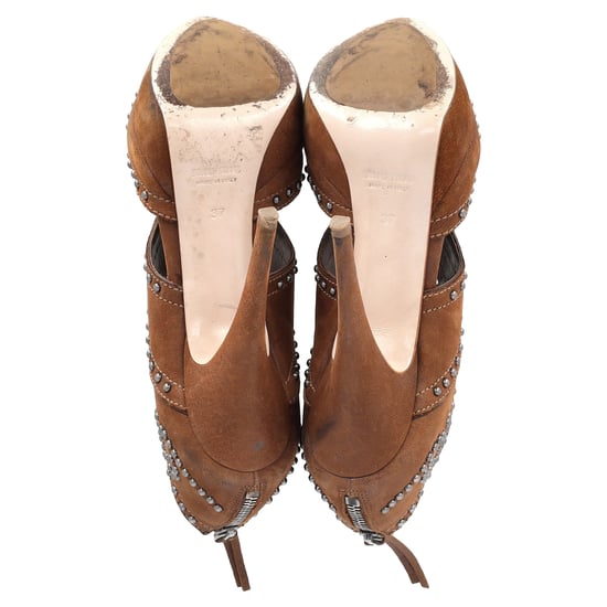 Miu Miu pumps met open neus en platformzool, versierd met studs, in bruin leer. - Image 6