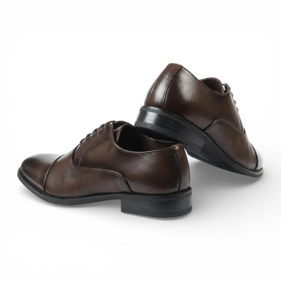 Bruine klassieke Oxford-schoenen met neuskap en vetersluiting voor heren. - Image 4
