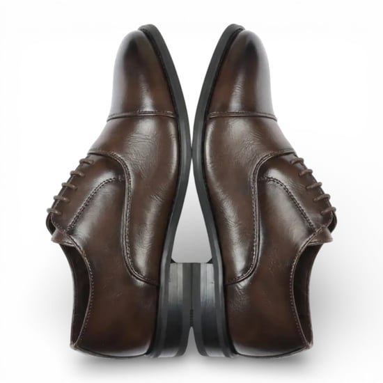 Bruine klassieke Oxford-schoenen met neuskap en vetersluiting voor heren. - Image 5