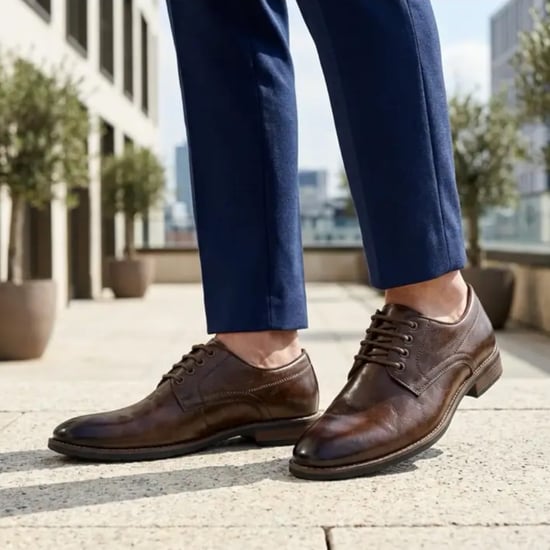 Bruine klassieke Derby brogue-schoenen met gladde neus en vetersluiting voor heren. - Image 3