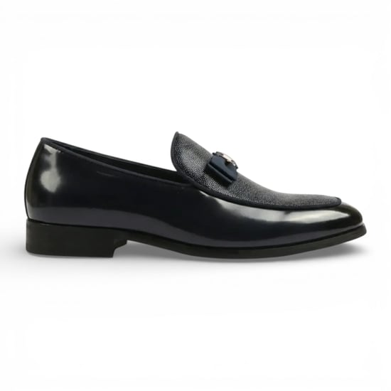 Herenschoenen in zwart met textuur aan de voorkant en iconische gesp met strik - Image 1