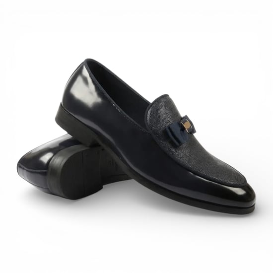 Herenschoenen in zwart met textuur aan de voorkant en iconische gesp met strik - Image 2