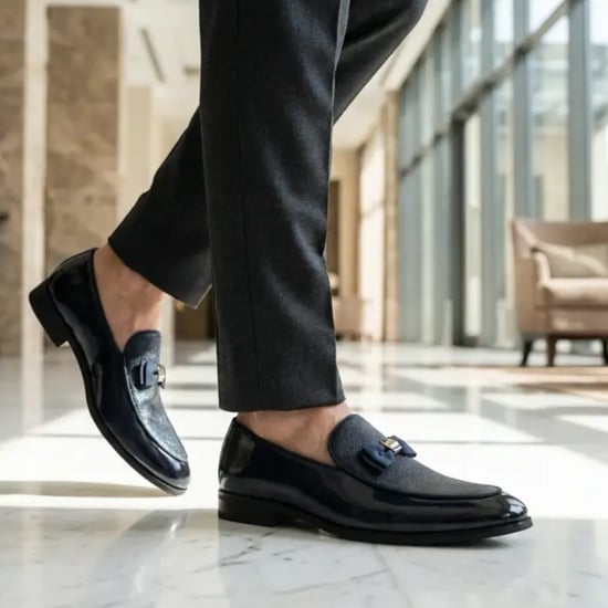 Herenschoenen in zwart met textuur aan de voorkant en iconische gesp met strik - Image 3