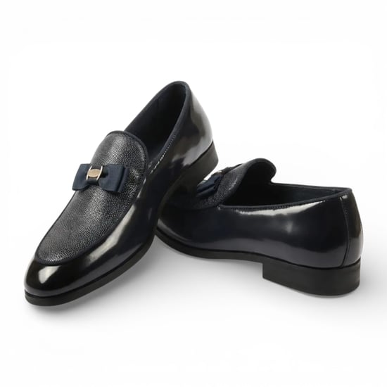 Herenschoenen in zwart met textuur aan de voorkant en iconische gesp met strik - Image 4