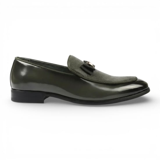 Olijfgroene herenloafers met textuur aan de voorkant en iconische gesp en strik. - Image 1