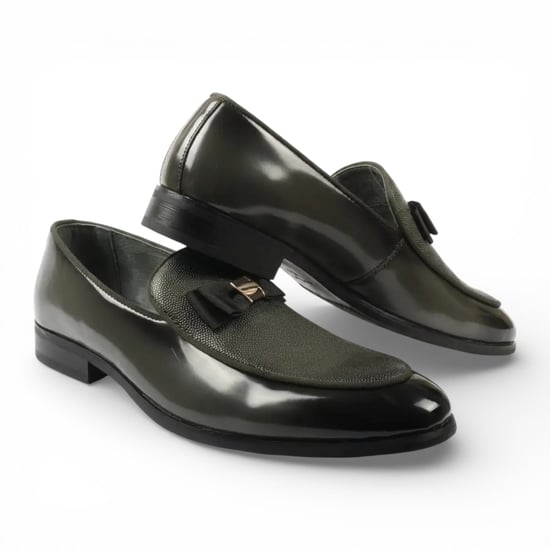 Olijfgroene herenloafers met textuur aan de voorkant en iconische gesp en strik. - Image 2