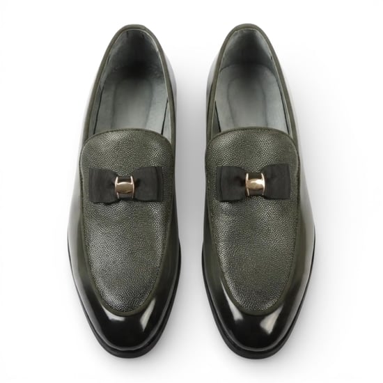 Olijfgroene herenloafers met textuur aan de voorkant en iconische gesp en strik. - Image 5