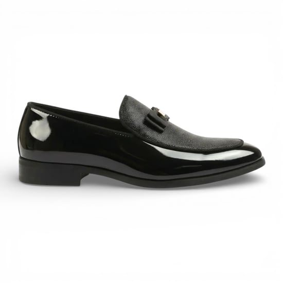Marineblauwe loafers met textuur aan de voorkant en iconische gesp. - Image 1