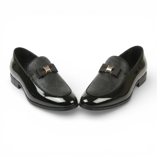 Marineblauwe loafers met textuur aan de voorkant en iconische gesp. - Image 2