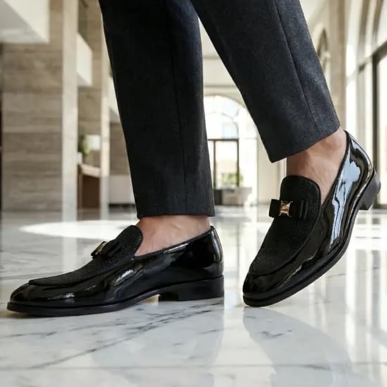 Marineblauwe loafers met textuur aan de voorkant en iconische gesp. - Image 3