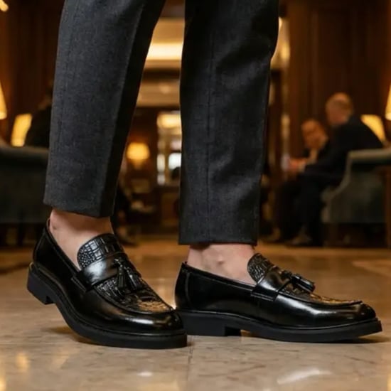 Heren loafers van imitatieleer, zwart, met kwastjes en profielzool. - Image 3