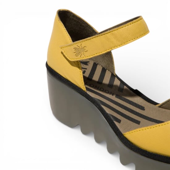 Fly London dames sandalen met sleehak, model BISO305FLY, van suède leer, geel. - Image 4