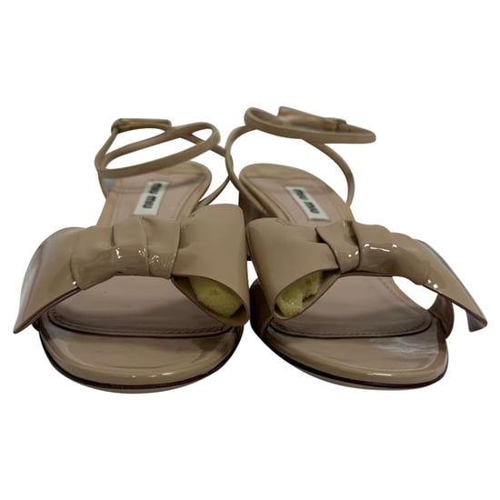 Miu Miu sandalen met strik en enkelbandje in beige lakleer - Image 2