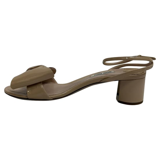 Miu Miu sandalen met strik en enkelbandje in beige lakleer - Image 4