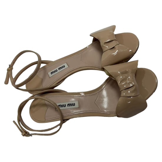 Miu Miu sandalen met strik en enkelbandje in beige lakleer - Image 5