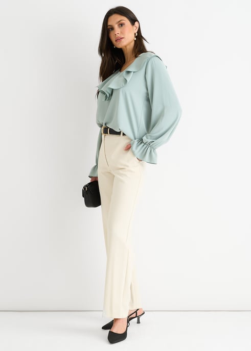 Saliegroene losvallende blouse met brede ruches - Image 3
