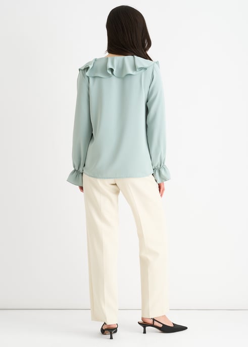 Saliegroene losvallende blouse met brede ruches - Image 4