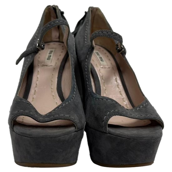 Miu Miu Mary Jane pumps met open neus en sleehak in grijs suède - Image 2