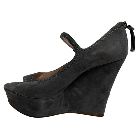 Miu Miu Mary Jane pumps met open neus en sleehak in grijs suède - Image 4