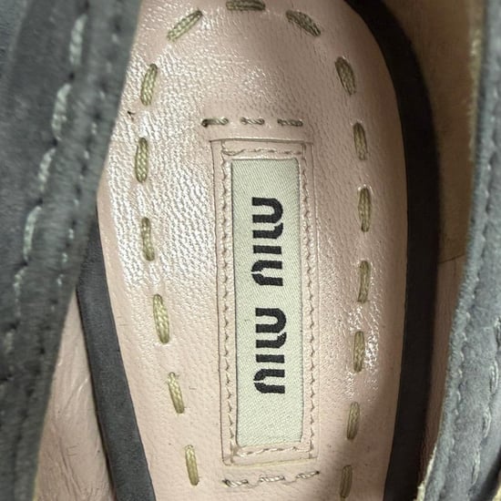 Miu Miu Mary Jane pumps met open neus en sleehak in grijs suède - Image 6