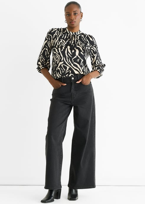 Zwarte satijnen blouse met hoge kraag en dierenprint - Image 1