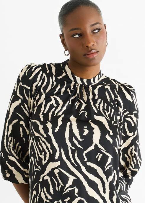 Zwarte satijnen blouse met hoge kraag en dierenprint - Image 2