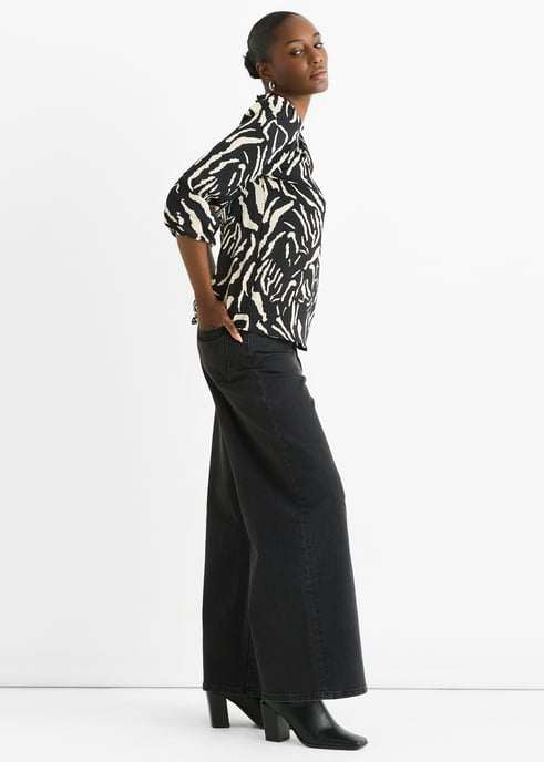 Zwarte satijnen blouse met hoge kraag en dierenprint - Image 3