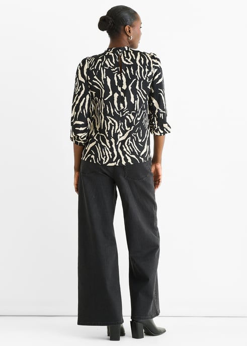 Zwarte satijnen blouse met hoge kraag en dierenprint - Image 4