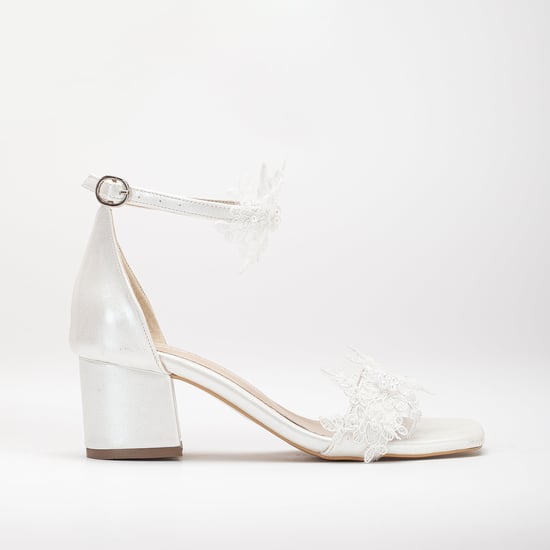 Flora Lace Bridal Laag Hak Sandalen - Image 1