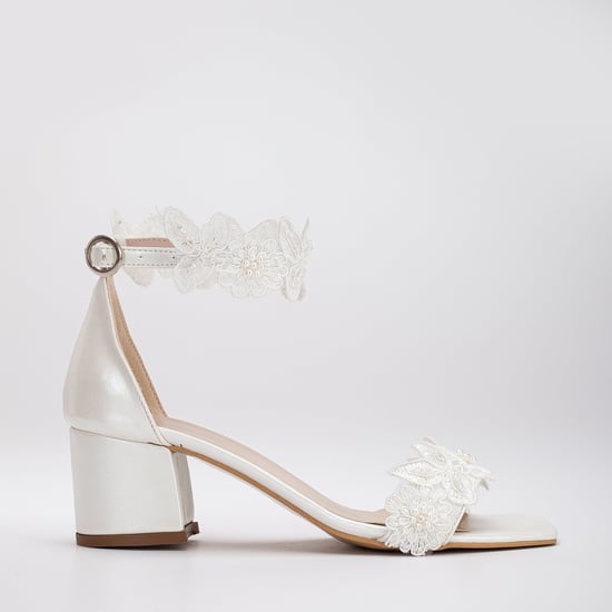 Dana Lace Bridal Laag Hak Sandalen - Image 1