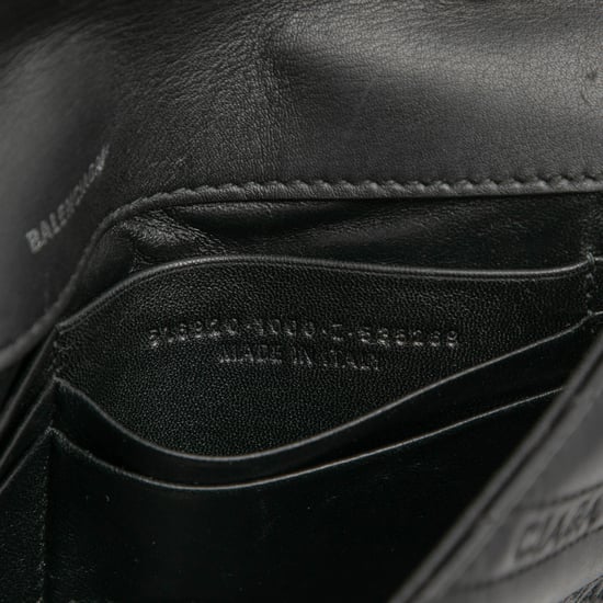 Tweedehands Geëmbossed Leer Allover Logo Bb Portemonnee Op Ketting - Image 6