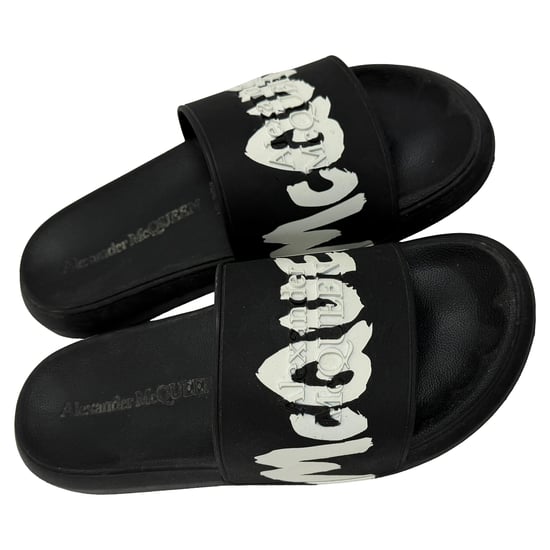 Alexander McQueen Graffiti Logo Slide Sandalen in Zwart Rubber - Image 5