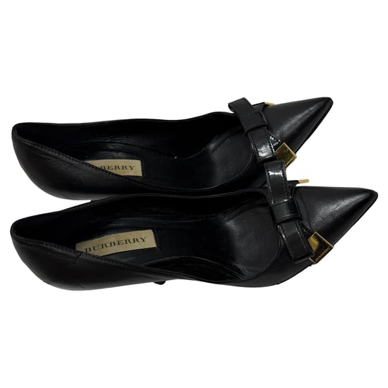 Burberry pumps met spitse neus en strikaccent in zwart leer - Image 5